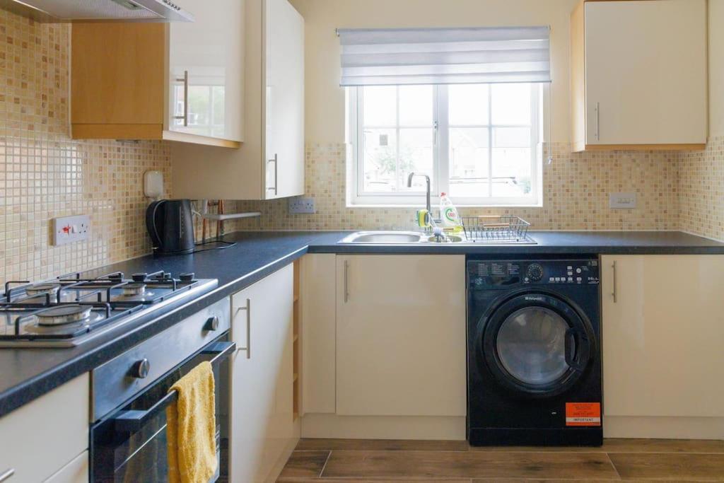 Stylish 3 Bedroom And Free Parking Thamesmead  Экстерьер фото